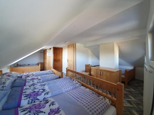 4 queen beds