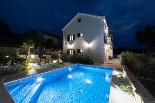 Villa Sun Garden - 4 star villa with heated swimming pool, quiet bay, BBQ, 50m from the sea - Brac Island Villa Sun Garden - 4 star villa with heated swimming pool, quiet bay, BBQ, 50m from the sea - Brac Island