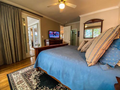 Lookout Point is only steps from Lake Oconee with breathtaking views - main image