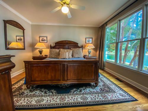 Lookout Point is only steps from Lake Oconee with breathtaking views - image 3