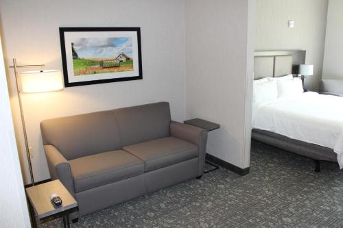 Holiday Inn Express & Suites Cheney, an IHG Hotel