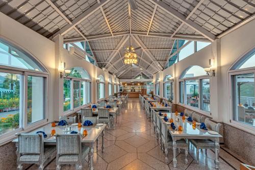 Restaurant, Club Mahindra Kandaghat, Shimla  in Shimla