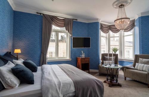 1 double bed, 2 twin beds