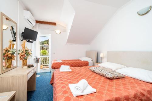 1 queen bed, 1 twin bed
