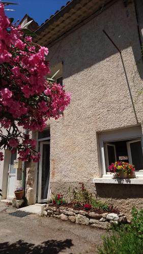 Charmante Maison de village avec Jacuzzi gîte à louer Sivergues