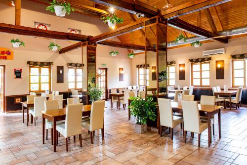 Restaurant, Gastland M0 Hotel és Konferenciaközpont in Szigetszentmiklos
