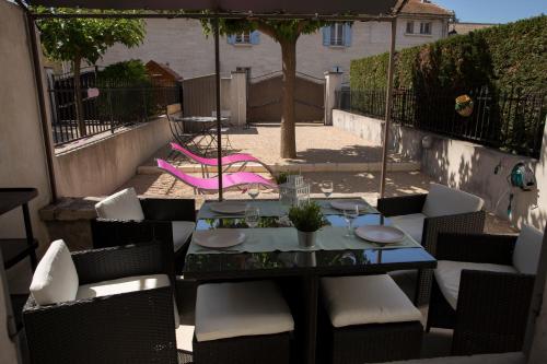 Maison tendance avec jardin, centre village, Alpilles, familles gîte à louer Eyragues