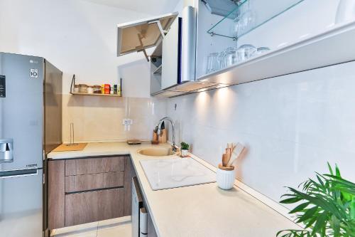One-Bedroom Apartment image 9