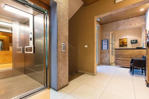 One-Bedroom Apartment image 3
