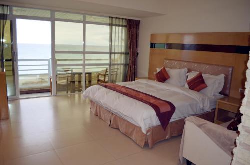Double Room with Balcony and Sea View image 7