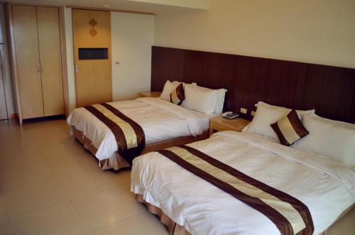 Quadruple Room with Balcony and Sea View image 9
