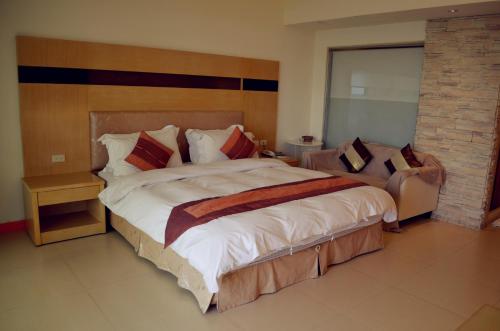 Double Room with Balcony and Sea View image 1