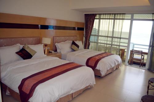 Quadruple Room with Balcony and Sea View image 5