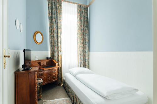 Das Kleine Hotel - image 11