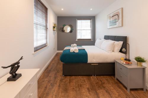 246 Courtyard Apartment 2 by BookingsUK with Private Parking
