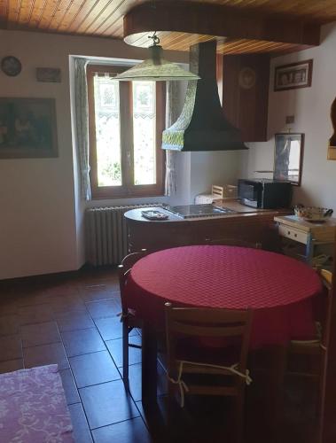 virtuve, La casa rosa in Sernio