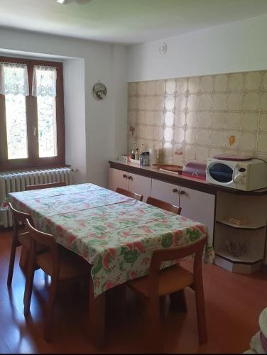 virtuve, La casa rosa in Sernio