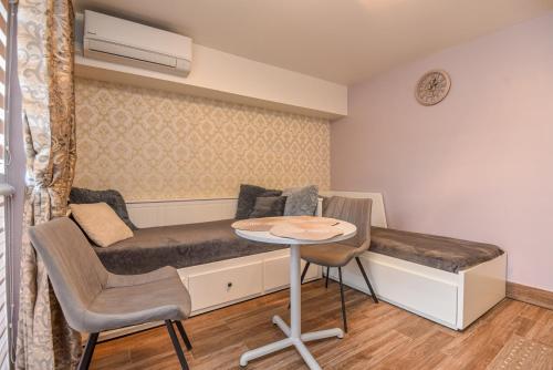 One-Bedroom Apartment image 4