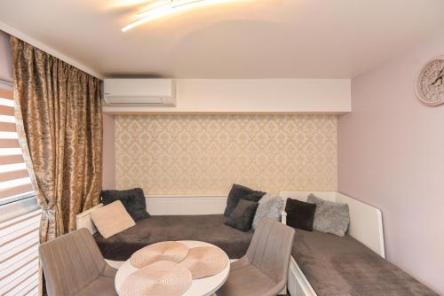One-Bedroom Apartment image 6