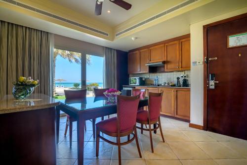 Food and beverages, Danat Jebel Dhanna Resort in Jebel Dhanna