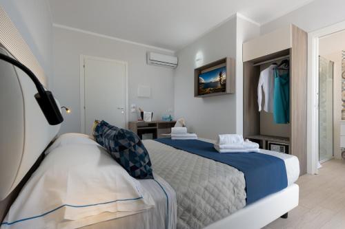 Standard Double or Twin Room with Balcony image 5