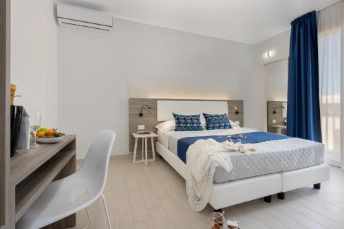 Standard Double or Twin Room with Balcony image 8
