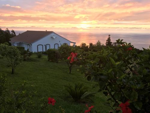  2 bedrooms house with enclosed garden and wifi at Caveira DAS FLORES AZORES 7 km away from the beach in Santa Cruz das Flores
