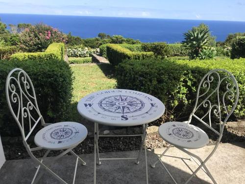  2 bedrooms house with enclosed garden and wifi at Caveira DAS FLORES AZORES 7 km away from the beach in Santa Cruz das Flores