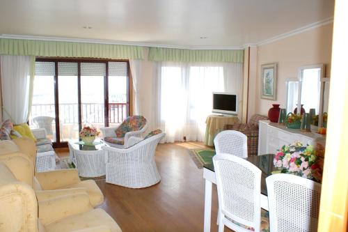  3 bedrooms appartement at Sanxenxo 50 m away from the beach with sea view and furnished terrace in Sanxenxo