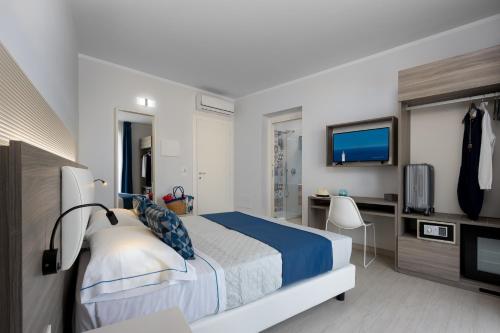 Double or Twin Room with Balcony image 6