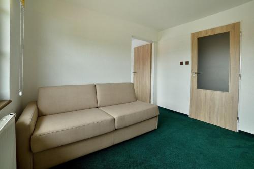 1 queen bed, 1 sofa bed