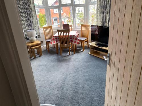 Buile Hill Holiday Flats - image 5