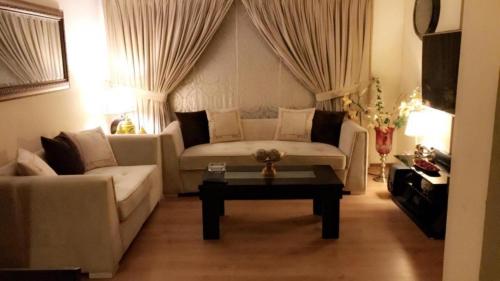 . 2 Bed Flat - Sleeps 6 - Pets - Parking - Wifi