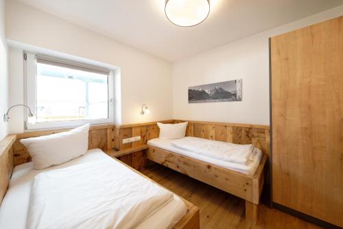 1 queen bed, 2 twin beds
