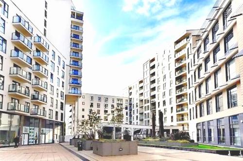Vista exterior, New Central Woking 1 and 2 Bedroom Apartments with Free Gym, close to Train Station in Woking
