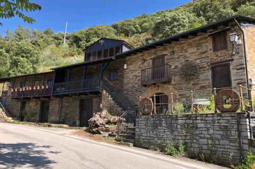 The Holidays Houses - "El Refugio del Alquimista" Casa rural Médulas (The Holidays Houses - "El Refugio del Alquimista" Casa rural Medulas) in Ponferrada