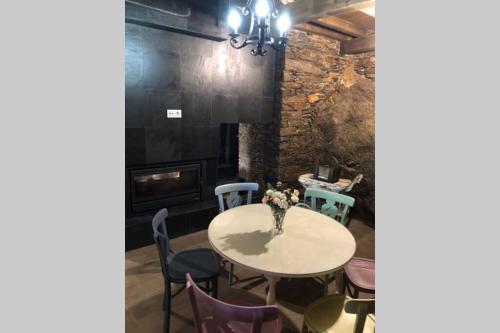 The Holidays Houses - "El Refugio del Alquimista" Casa rural Médulas (The Holidays Houses - "El Refugio del Alquimista" Casa rural Medulas) in Ponferrada