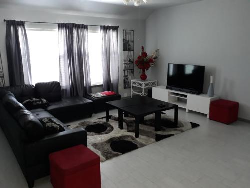King bed room, large guest family room, Guest Office in modern spacious home in Missouri City, USA