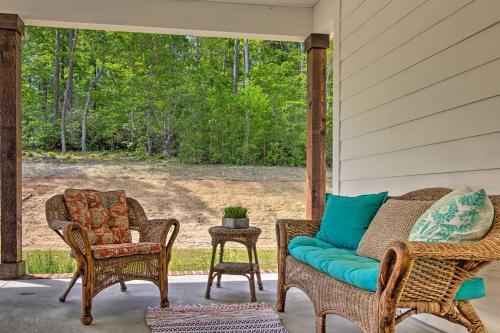 Near Parks, Trails and Lakes Quaint Landrum Escape! in Marion (NC)