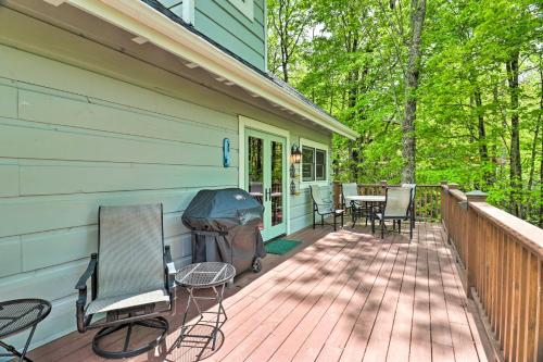 Cozy Retreat with Deck and Sapphire Resort Access!