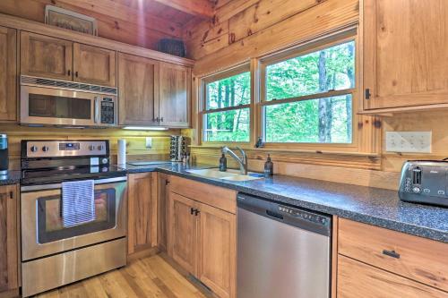 Cozy Retreat with Deck and Sapphire Resort Access - image 6
