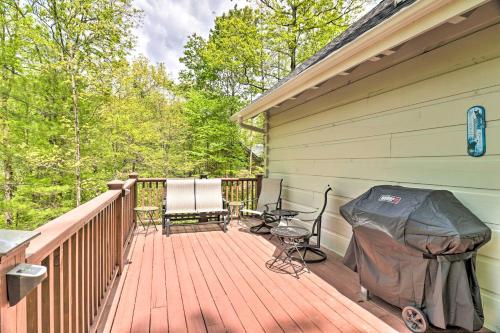 Cozy Retreat with Deck and Sapphire Resort Access!