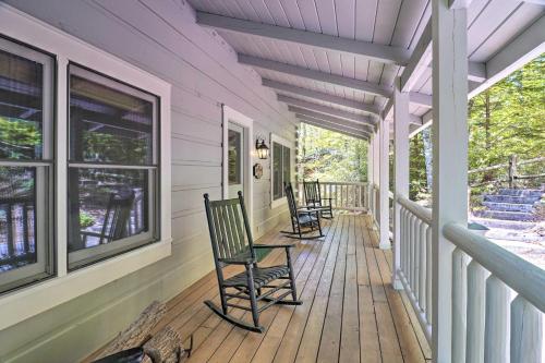 Cozy Retreat with Deck and Sapphire Resort Access!