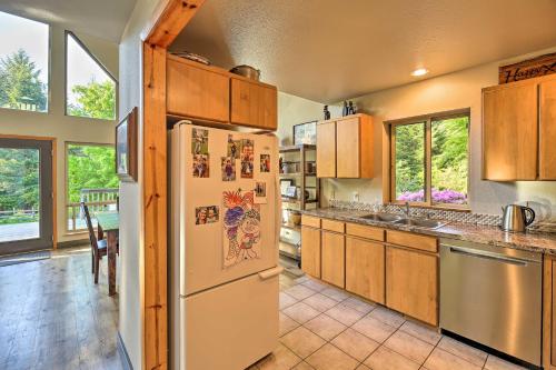 Quiet 40-Acre Forest Lodge with Hot Tub and Sauna - image 6