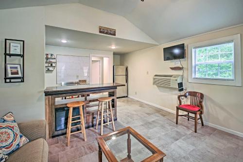 Hollywood Park Hot Springs Home Near Natl Park! in Hot Springs, USA