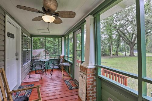Renovated Home with Screened-In Patio on Hwy 90! in 帕金斯