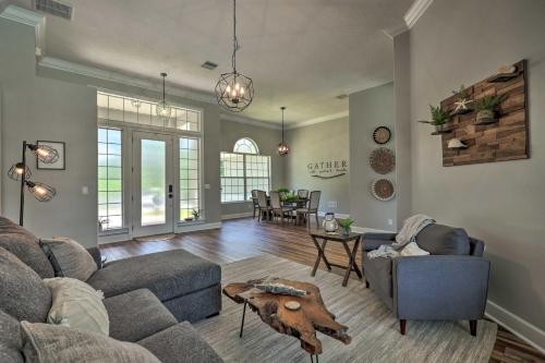 Large Upscale Home with Pool 7 Mi to Beaches - image 7
