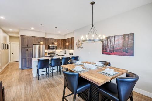 New Luxury Loft #103 Near Resort Huge Hot Tub & Views - FREE Activities & Equipment Rentals Daily Colorado