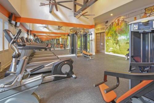 Entire spacious downtown condominium near Medical Center