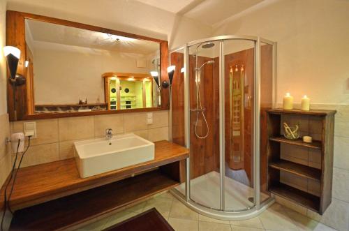 Zuhanyzó, Chalet Berghof in Griessenkar